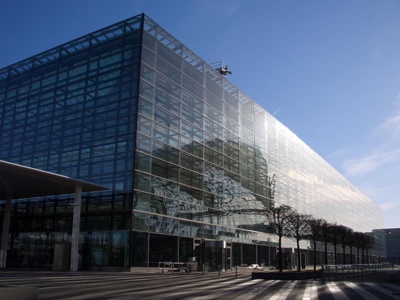 Premium Flughafentransfer München - Chauffeur wartet am Flughafen München